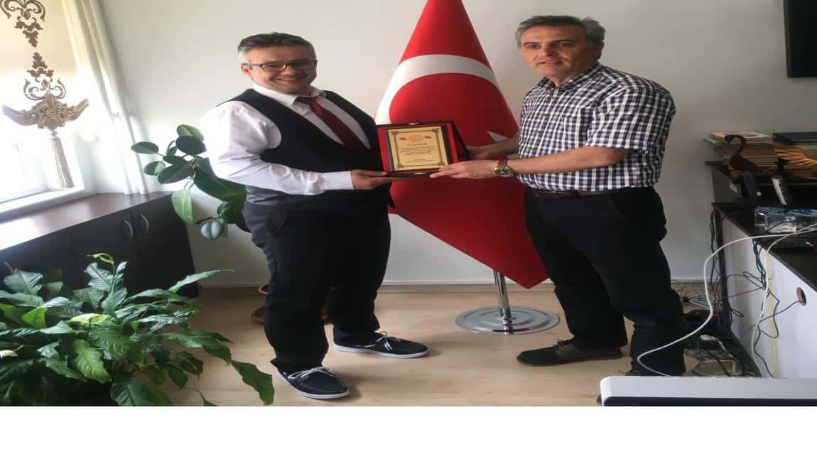 İlçe Milli Eğitim Müdürümüz Sayın Ahmet DAVU Okulumuz Müdürü Fatih GÜVEN'e Teşekkür Plaketi Taktim Etti.